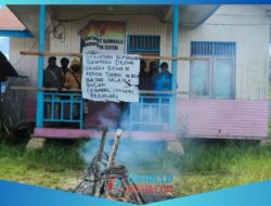 Honor Belum Di Bayar; 15 Anggota Pandis Dari 5 Distrik Palang Kantor Bawaslu Deiyai