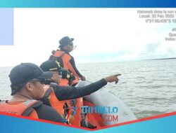 Seorang Penumpang Kapal Nekat Melompat Ke Laut