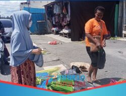 Jelang Lebaran, Penjual Sarang Ketupat Mulai Ramai Terlihat