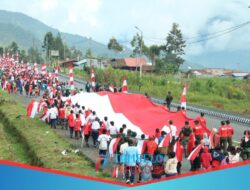 Merah Putih Membentang di Langit Puncak Jaya, TNI Bersama Warga Gelorakan Semangat Kemerdekaan