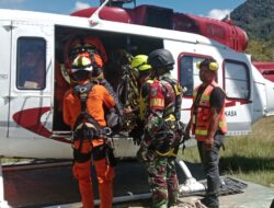 Personil Kodim 1710/Mimika Bersama Tim Gabungan Evakuasi Korban Kecelakaan Helikopter PK-IWS