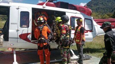 Personil Kodim 1710/Mimika Bersama Tim Gabungan Evakuasi Korban Kecelakaan Helikopter PK-IWS