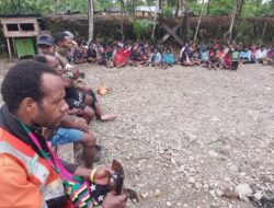 Masyarakat Moni Kampung Kamora Mimika Terima Bantuan Ternak Babi dan Rehab Rumah