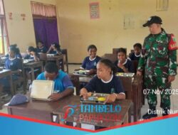 Babinsa Numfor Dampingi Distribusi Makanan Bergizi Gratis, Jamin Kelancaran Program Gizi Siswa