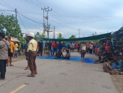 Keluarga Korban Tabrak Lari, Palang Jalan Akses Timika-Pomako