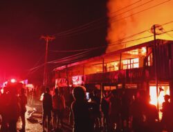 Kebakaran Hebat Hanguskan Bangunan di Jalan Ahmad Yani Mimika, Water Cannon Polres Diterjunkan