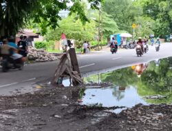 Kecewa Tak Kunjung Diperbaiki, Warga Swadaya Tambal Jalan Rusak Menuju Bandara Lama