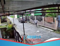 Geger! Dua Pria Tak Dikenal Bakar Mobil Warga Terekam CCTV, Pelaku Langsung Kabur