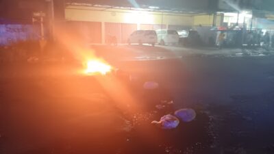 Ricuh! Polisi Bubarkan Blokade Jalan Oleh Sejumlah Warga di Timika