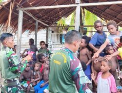 Dekat dengan Rakyat, Satgas TMMD 1710/Mimika Bagikan Keceriaan untuk Anak-Anak Kampung Keakwa