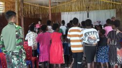 Perkuat Kemanunggalan, Satgas TMMD 1710/Mimika Ibadah Bersama Warga Kampung Keakwa