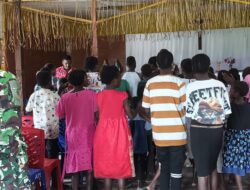 Perkuat Kemanunggalan, Satgas TMMD 1710/Mimika Ibadah Bersama Warga Kampung Keakwa