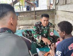 Sentuhan Humanis TMMD: Tim Kesehatan Kodim 1710/Mimika Beri Layanan “Door to Door” di Kampung Keakwa