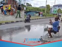 Sindir Pemerintah Lewat Aksi Mancing di Jalan, Warga Protes Drainase Buruk