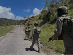 Wujudkan Rasa Aman, Satgas Ops Damai Cartenz 2026 Patroli Jalan Kaki di Sinak