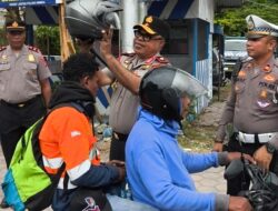Pantau Strong Point di Timika, Kapolda Papua Tengah Bagikan Tiga Helm Gratis kepada Pengendara